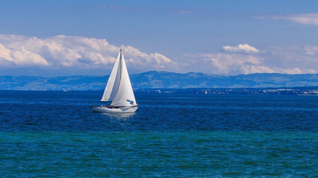 Navegar barcos con bandera española con la Autorización de titulaciones extranjeras