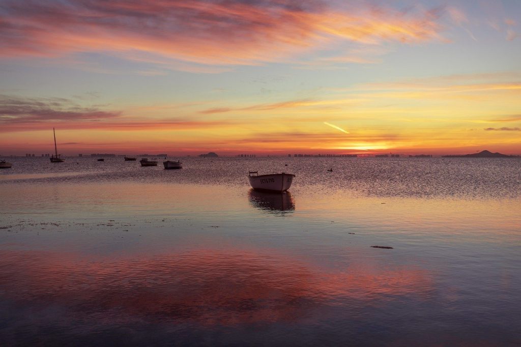 Barcos fondeados en el Mar Menor.
