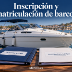 Inscripción y matriculación de barcos: diferencias actuales y qué cambiará con el nuevo decreto Embarcación de recreo con bandera española y carpetas de inscripción y matriculación en un puerto deportivo.