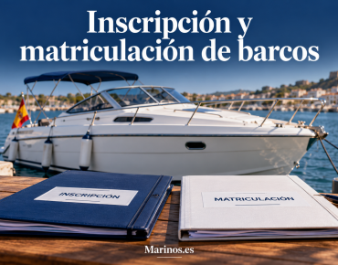 Embarcación de recreo con bandera española y carpetas de inscripción y matriculación en un puerto deportivo.
