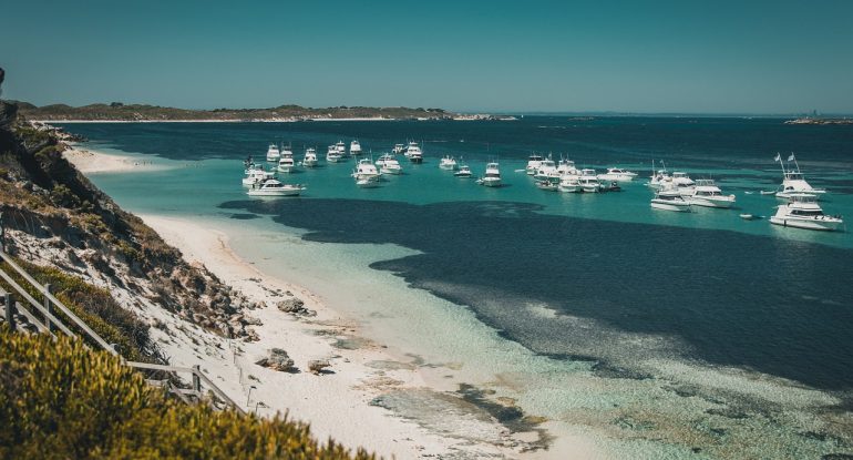 Navegar cerca de la playa. Barcos fondeados