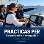 Alumna al timón con instructor durante las prácticas PER de seguridad y navegación en Huelva y Valencia.