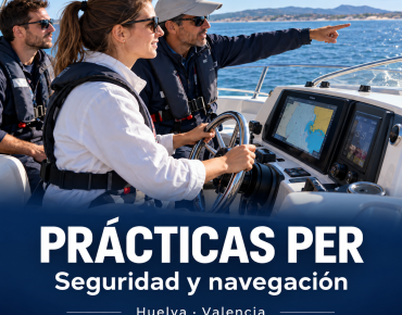 Alumna al timón con instructor durante las prácticas PER de seguridad y navegación en Huelva y Valencia.