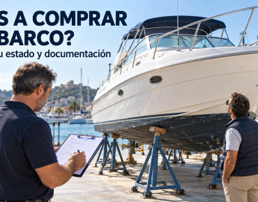 Revisión de una embarcación de segunda mano en varadero antes de su compra.