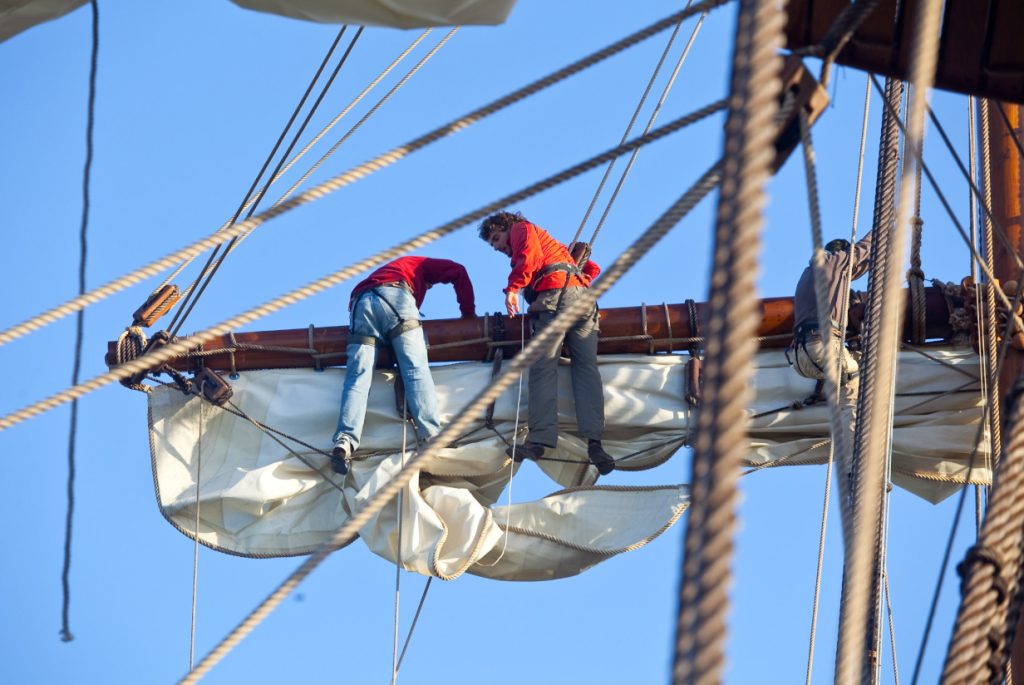 Tripulantes participando en la Tall Ship