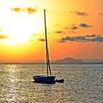 Fondear un barco de forma segura Velero-fondeado-atardecer