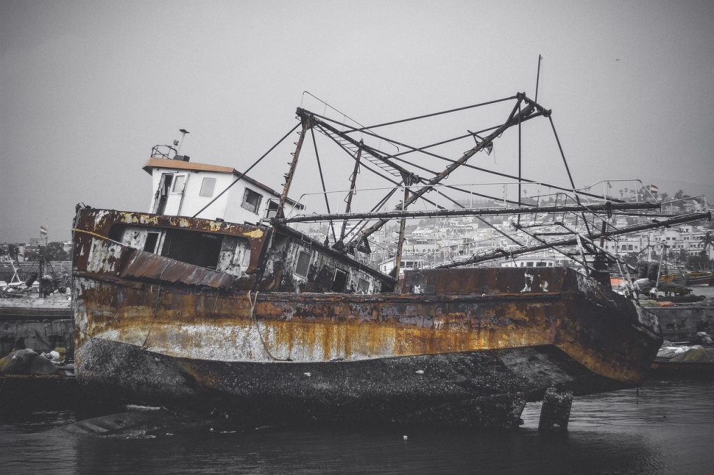 Barcos abandonados en puertos deportivos